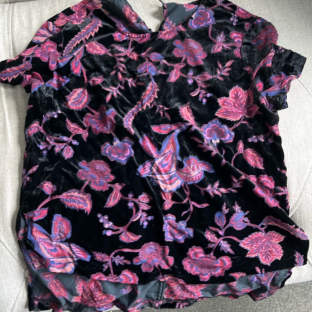 REBECCA MINKOFF. Velvet short sleeve blouse with floral pattern. Size P/xs
